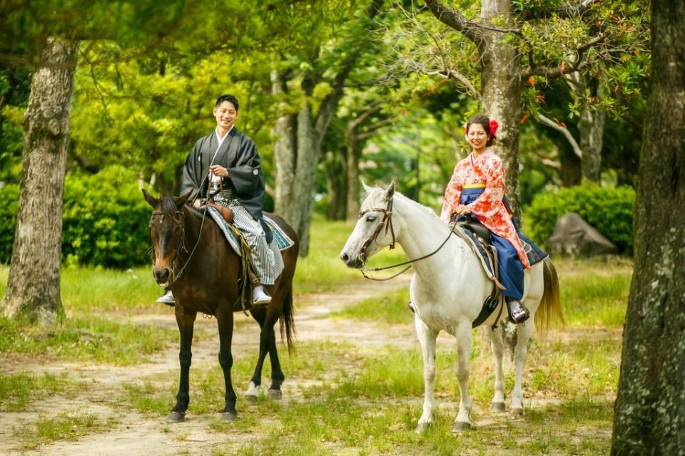 Horseback riding in kimono through the Fukuoka Castle Ruins